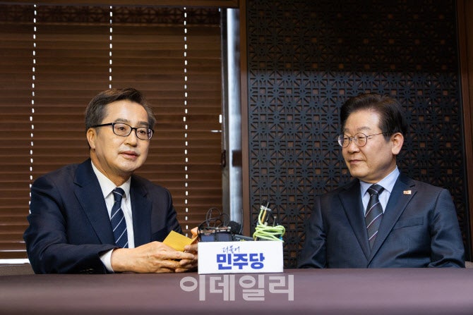 <b>이재명</b> 만난 <b>김동연</b> “개헌 ‘블랙홀’ 아냐, 대한민국 만드는 관문”