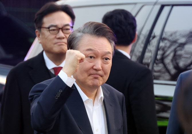 52일 만에 한남동 복귀한 尹 <b>대통령</b>, '<b>관저 정치</b>' 나설까
