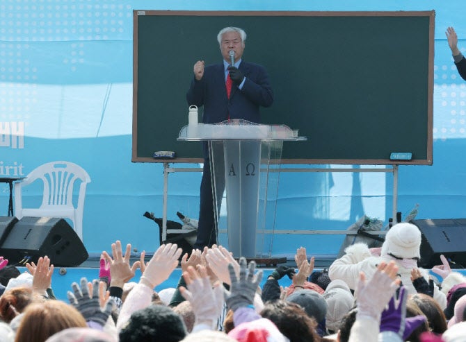 <b>전광훈</b>, 윤 석방에 관저 앞 예배…빠지지않은 헌금함
