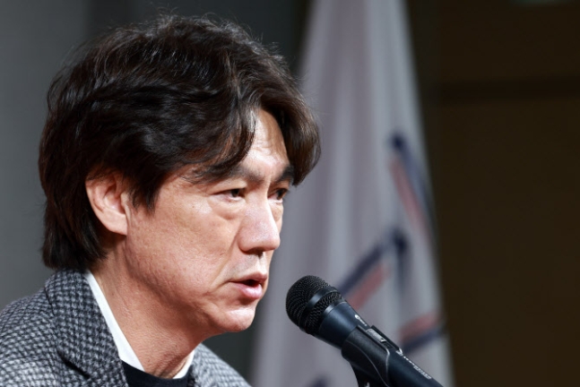 축구계 ‘잔디 논란’에 홍명보 감독도 “종사자들께 부탁드린다”
