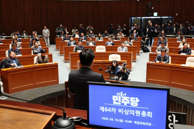 민주 “장외<b>투쟁</b> 행동거점, 국회서 <b>광화문</b>으로 이동 검토 중”