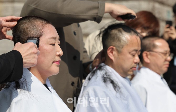 ‘<b>윤석열 조기 파면 촉구</b>’ 삭발 나선 민주당 의원들