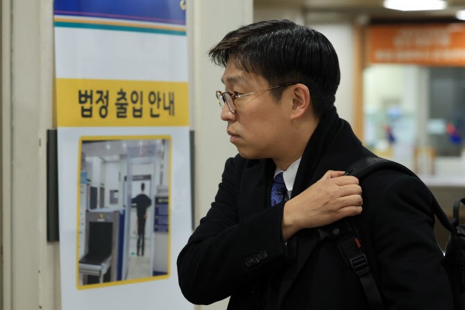 法, <b>김용현</b> 檢수사기록 헌재 송부 <b>집행정지</b> 재차 <b>기각</b>