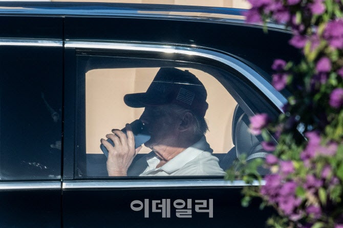 트럼프 ‘공무원 재택금지’ 외치더니…매주 사저서 ‘<b>골프</b>+재택’ <b>논란</b>