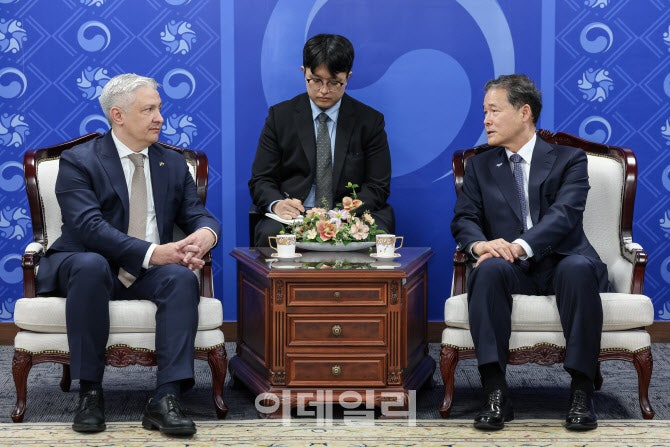 우크라 대사 만난 통일장관…北 <b>포로</b>, 한국행 협조 당부