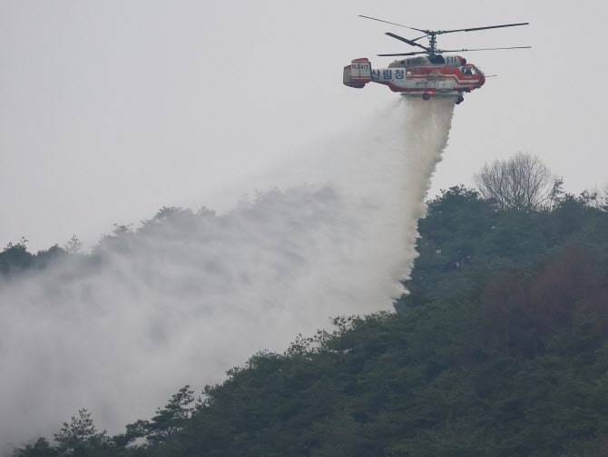 사상 최대 <b>산불</b>, <b>경북</b> <b>진화율</b> 85% "오늘이 골든타임"(종합)