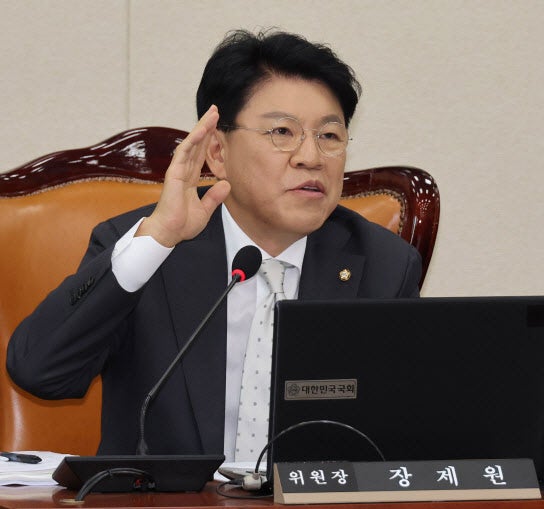 ‘비서 <b>성폭행</b> 의혹’ <b>장제원</b> 전 의원, <b>경찰 조사</b>…혐의 부인
