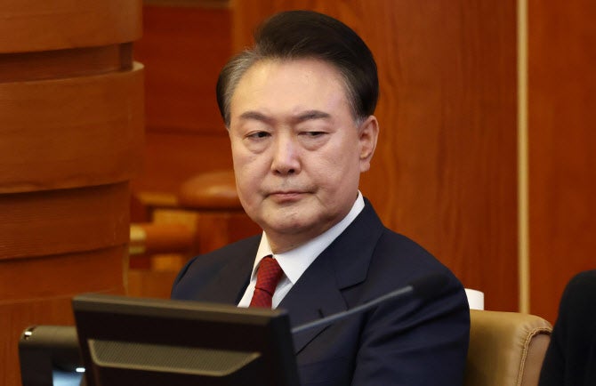 "尹 <b>탄핵심판 선고</b> 구경"…헌재 20석 방청 신청에 9만명 몰려