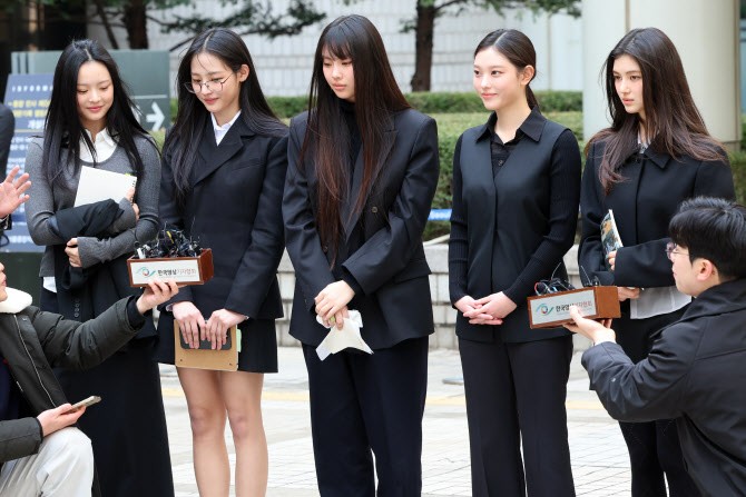 <b>뉴진스</b> VS 어도어, 전속계약 본안 소송 돌입… 멤버들 직접 출석할까