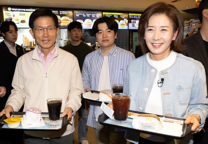 ‘반탄’ <b>김문수</b>·<b>나경원</b>, 햄버거 회동…“어느 후보와도 <b>협력</b>”
