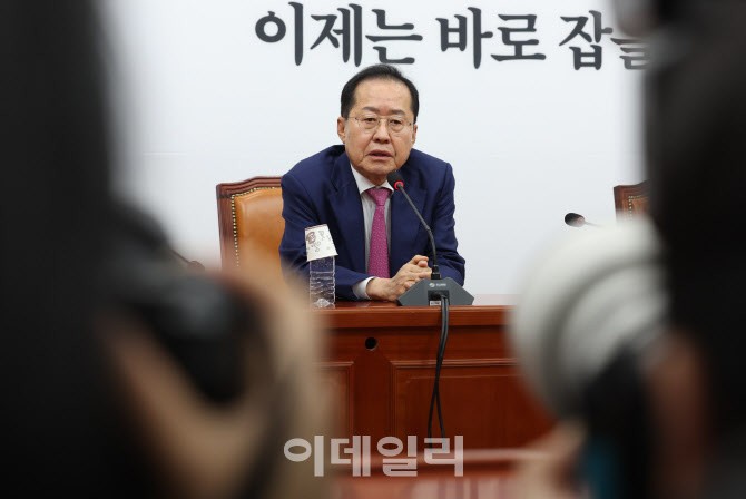 [포토]<b>홍준표</b>, '<b>권영세</b> 비대위원장과 <b>면담</b>'