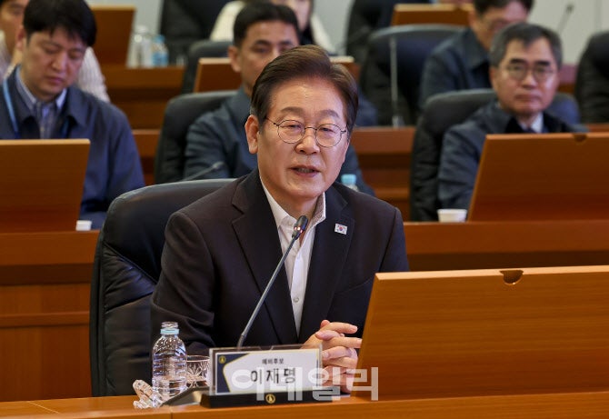 <b>이재명</b> “‘<b>선택적 모병제</b>’로 가야…‘K방산 인재’ 적극 양성”
