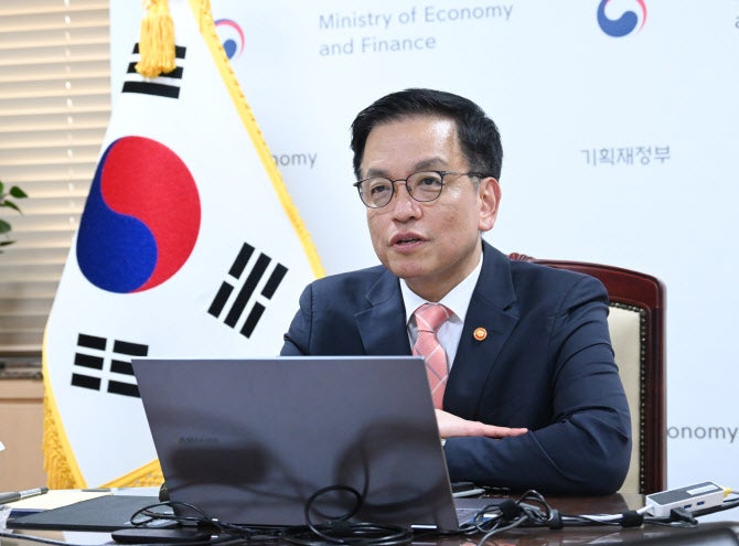 <b>미국</b>行 <b>최상목</b>, ‘무거운 어깨’…통상협의·대외신인도 사수 ‘과제’