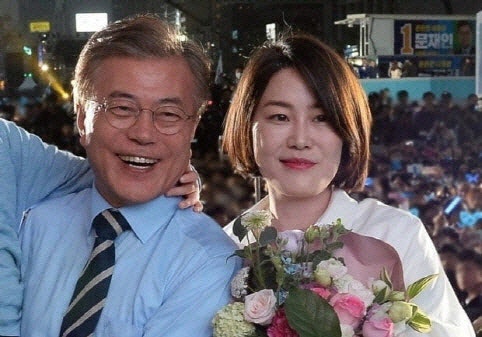 檢, '<b>뇌물수수</b>' 文 전격 <b>기소</b>…"공소권 남용" 반발(종합2보)