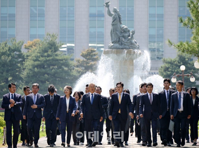 [포토] 국회 도서관 향하는 <b>문재인</b> 전 대통령