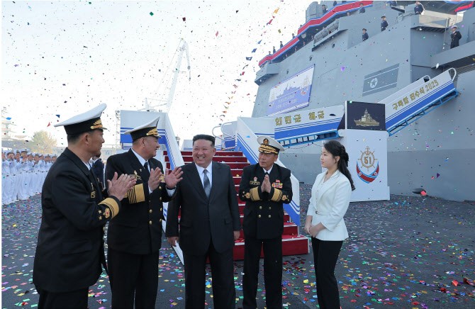 훌쩍 큰 딸 주애와 또 <b>동행</b>…北 5000t급 구축함 진수식
