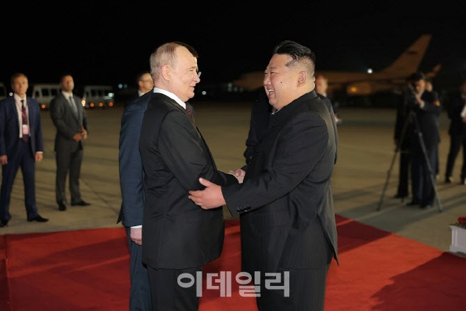 북한, 러시아 <b>파병</b> 공식 확인…"<b>북러 조약</b> 근거로 결정"