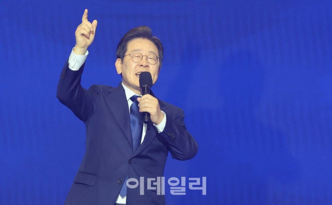 <b>이재명</b> "압도적 기술로 '세계 1등' 반도체 국가 만들 것"