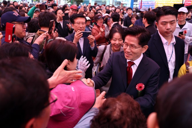 <b>김문수</b> 측 "당무우선권 침해 중단하라"…<b>단일화 갈등</b> 증폭
