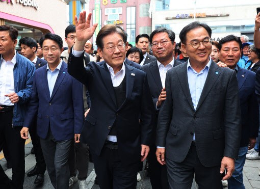 <b>이재명</b>, 충북·충남·전북 경청 행보… 청년 만나 민심 청취