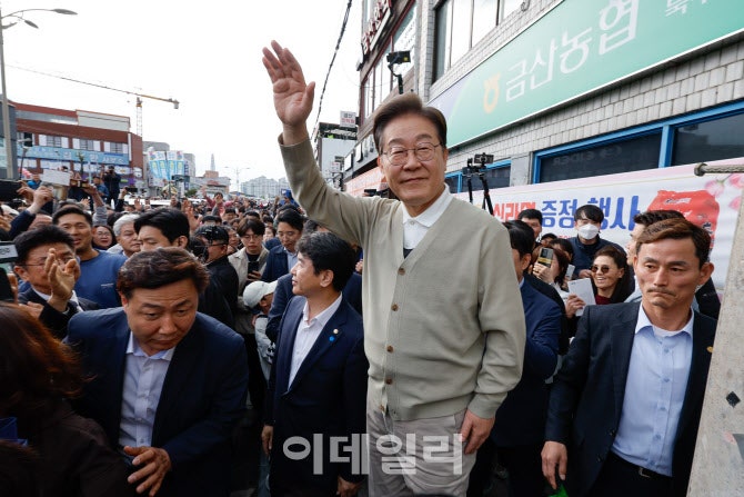 <b>윤제균</b>·<b>김은숙</b> 만난다…<b>이재명</b>, <b>콘텐츠</b> 산업 애로사항 경청