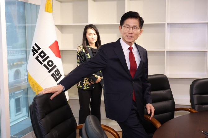 [단독]‘<b>단일화</b> 갈등’ <b>김문수</b>, 직접 ‘대선후보 지위 인정’ 가처분 신...