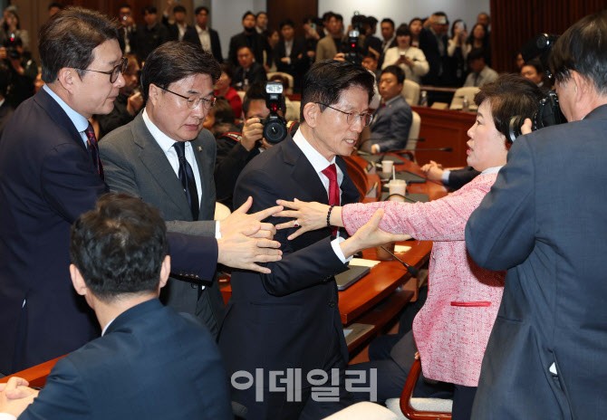 <b>김문수</b> "나를 끌어내리려 온갖 불법 동원"…<b>강제 단일화 거부</b>