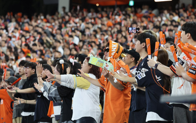 성적도·흥행도 모두 잡은 <b>한화</b>, 홈·원정 <b>17</b>경기 <b>연속 매진</b>新