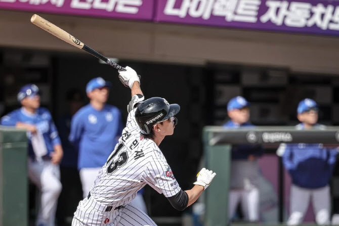 <b>전민재</b>, 1군 복귀 하루 만에 스리런포...<b>롯데</b>, 공동 2위 도약