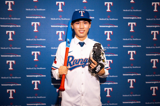 '제2의 <b>오타니</b>' 꿈꾸는 <b>김성준</b>, MLB <b>텍사스</b>와 계약..."선택 옳았음 증명...