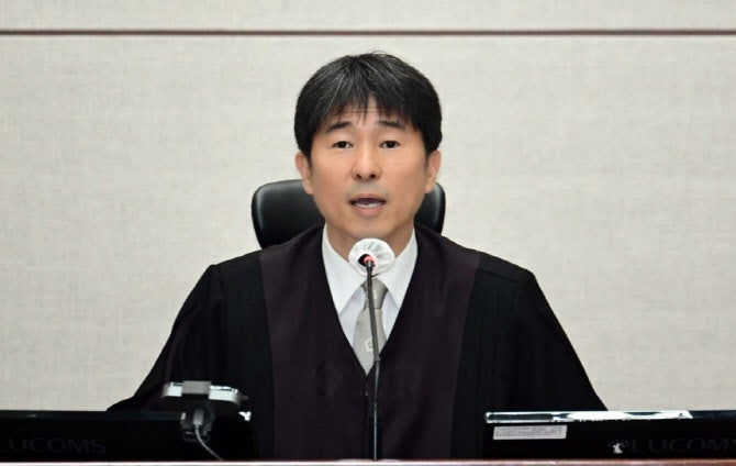 '접대 <b>의혹</b>' <b>지귀연</b> 부장<b>판사</b> "사실 아냐…평소 소주에 삼겹살"