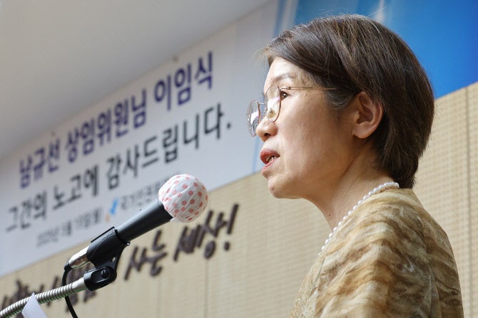 떠나는 길에도…<b>인권위원</b> "`尹 방어권 권고` 안창호 <b>사퇴</b>하라"