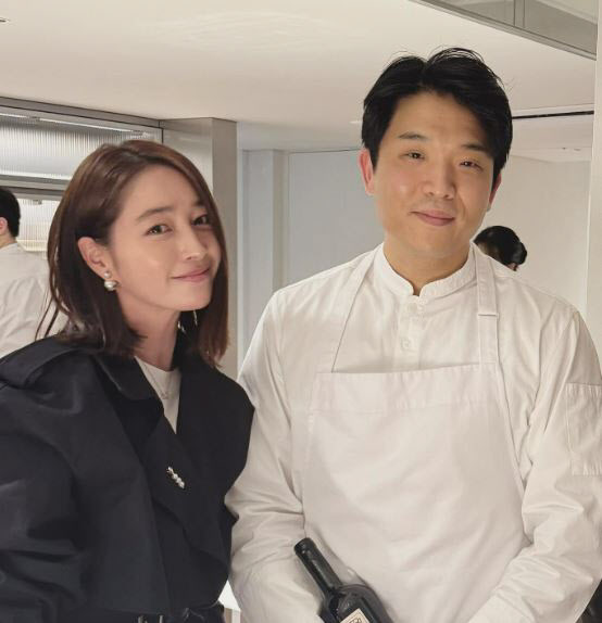 <b>이민정</b>, '흑백요리사' <b>안성재</b>와 투샷인 줄 알았더니…남편 이병헌 삭제