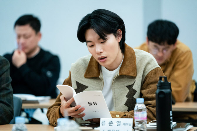 <b>류준열</b>X<b>설경구</b>, <b>넷플릭스</b> 시리즈 '<b>들쥐</b>' 출연 확정