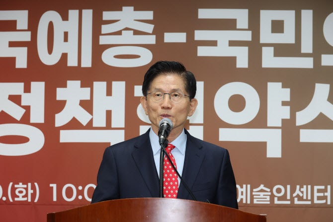 <b>김문수</b>, 배우자 TV토론에 “거절할 이유 없어…리스크 검증 필요”