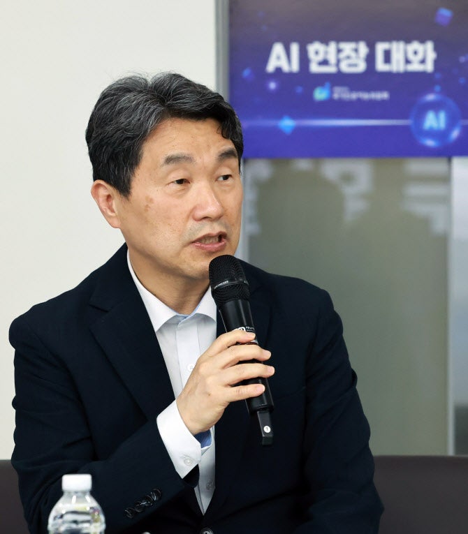 <b>이주호</b> “<b>AI</b>가 경제·사회 재편…1등 <b>국가</b>로 <b>도약</b>할 것”