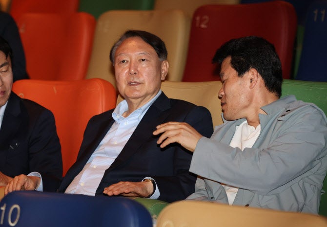 `<b>부정선거</b> 다큐` 보러 나온 尹, 첫 공개 행보 '침묵'(종합) (영상)