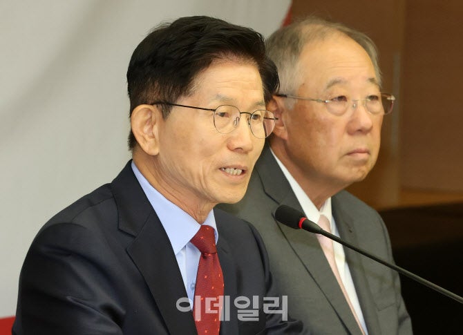 [포토]<b>경제</b>5단체 <b>간담회</b>에서 발언하는 <b>김문수</b>