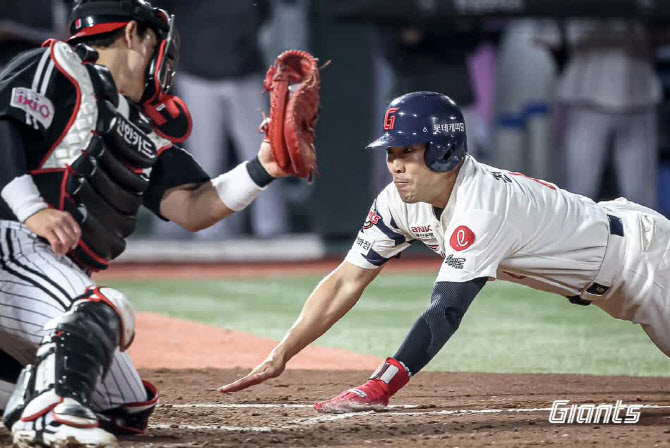 <b>이민석</b>, 프로 데뷔 첫 <b>선발승</b>...<b>롯데</b>, 선두 LG 꺾고 2위 복귀