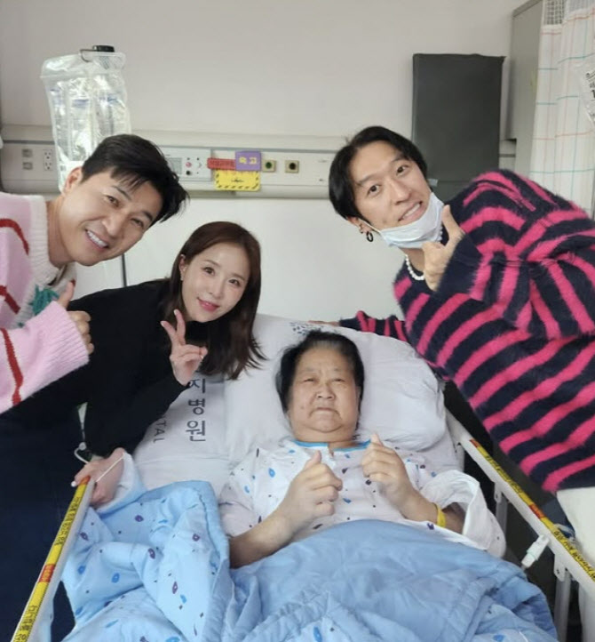 코요태 <b>빽가</b>, 신지·김종민 위로 속 <b>모친상</b>…"엄마 아들로 행복했어요"...