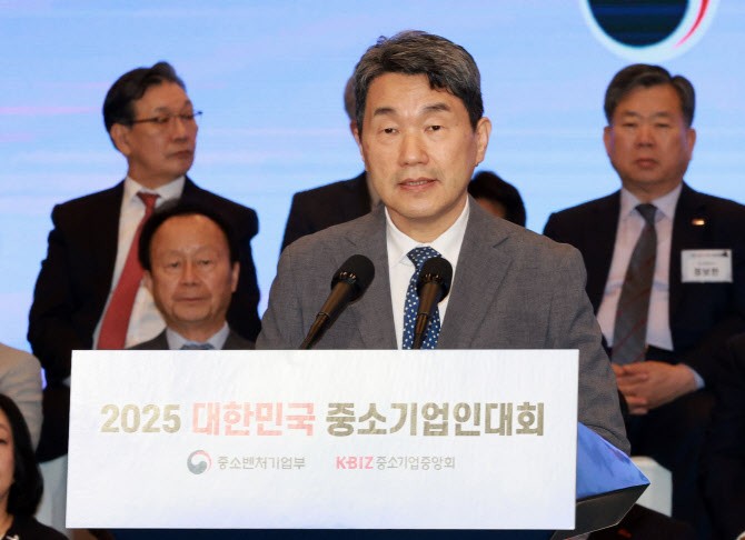 <b>이주호</b> “中企, 대한민국 성장 원동력…맞춤형 <b>지원</b> 강화”