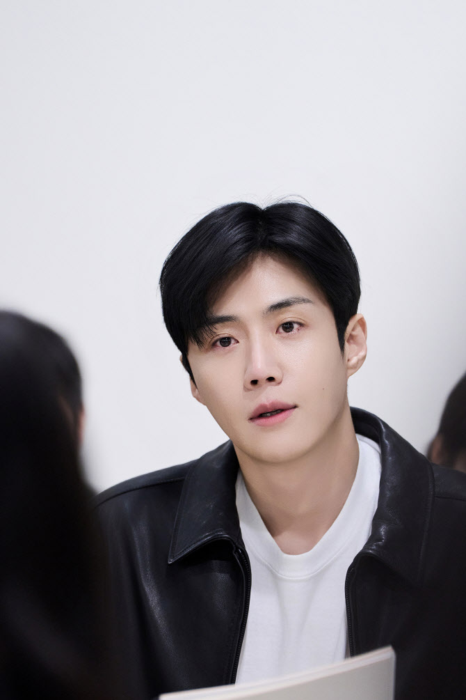 수지X김선호 '<b>현혹</b>'으로 재회…2026년 <b>디즈니+</b>공개
