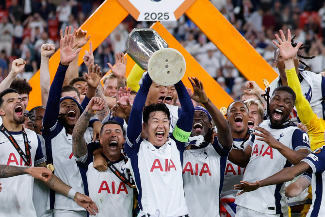 정몽규, 첫 <b>우승</b>한 <b>손흥민</b> <b>축하</b>... “마음 졸이며 우리 주장 응원”