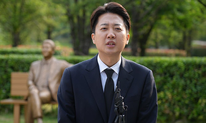 ‘<b>노무현</b>’ 둘러싼 공방 “<b>이준석</b> 거짓말, 교활” vs “법적 조치”
