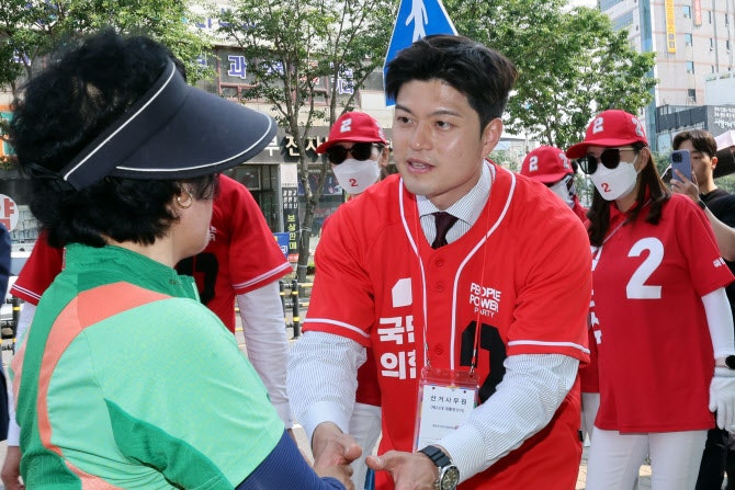 <b>이준석</b> '<b>젓가락 발언 논란</b>' 에, 김용태 "내 앞에 있었으면 혼냈을 것"