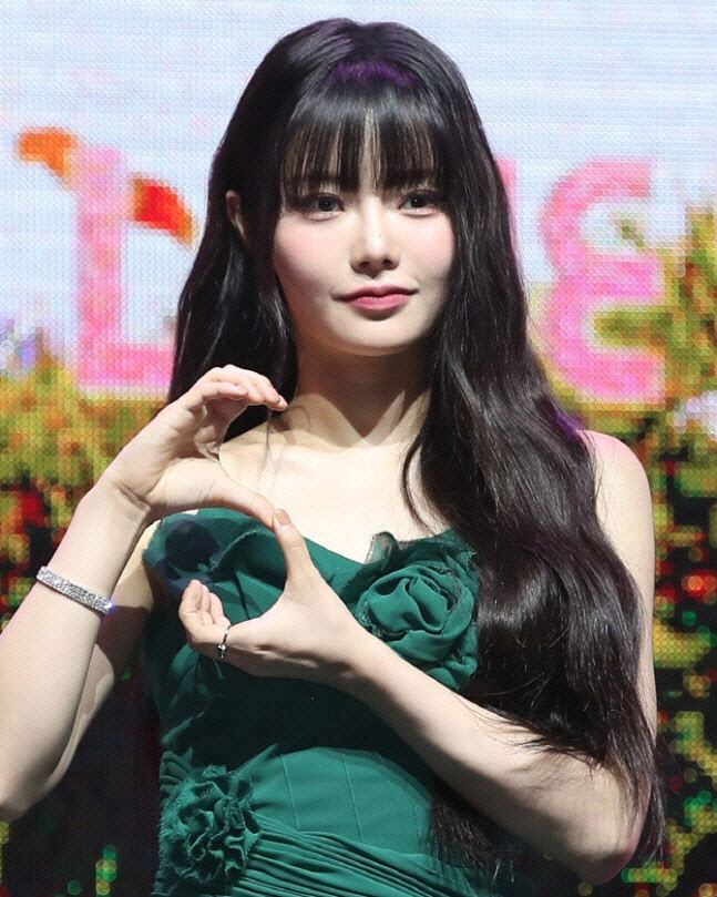 안성일, <b>피프티피프티</b> 키나 <b>사문서위조</b> 무혐의… 어트랙트 반발