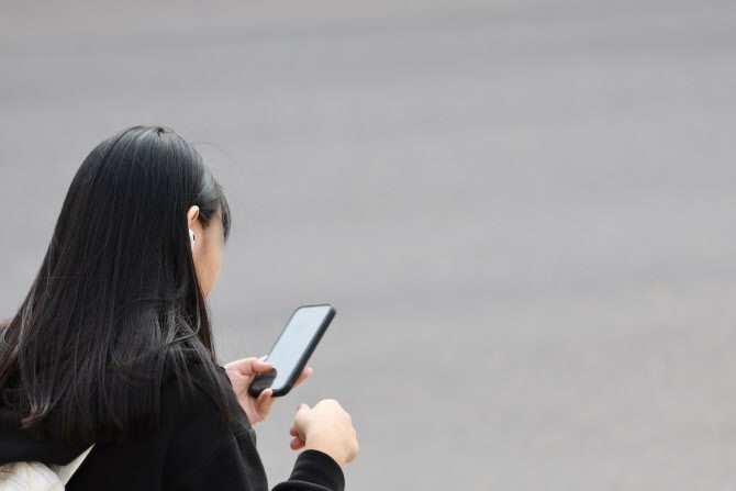 AI, <b>청소년</b>과 '19금' 대화 <b>금지</b>…숏폼 이용 시 나이 확인한다