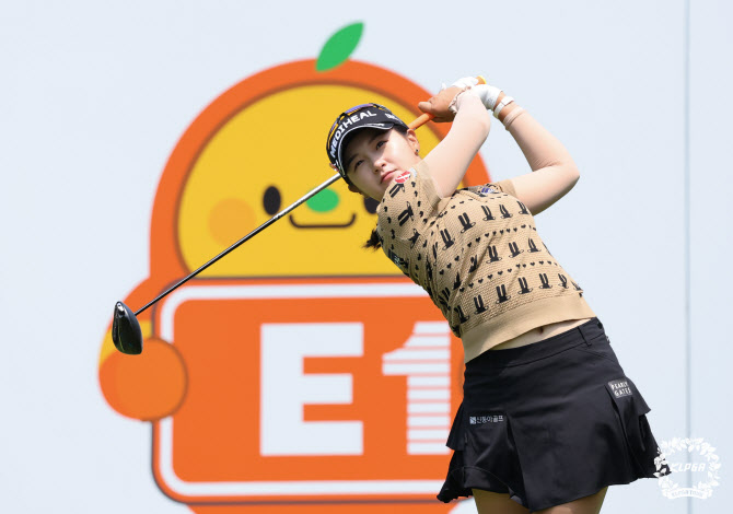 2연패 노리는 <b>이예원</b>vs<b>2연승</b> 도전하는 <b>박현경</b>, 첫날 맞대결 '제대로 만났...