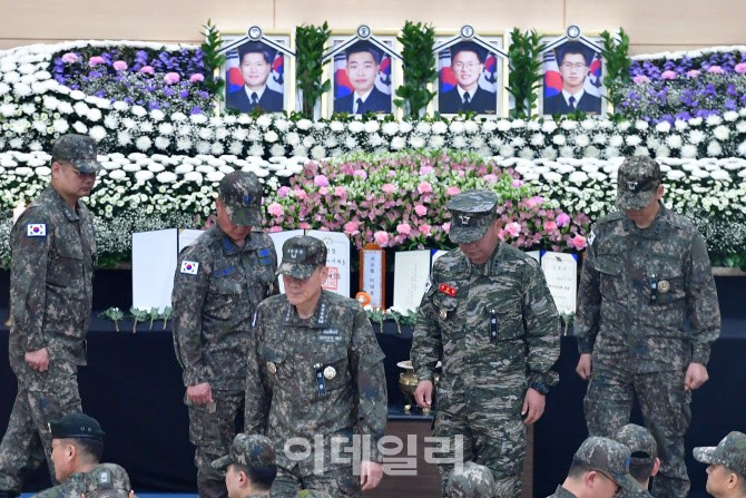 <b>해군</b>, 해상<b>초계기 순직 승무원</b> 영결식…"숭고한 희생 기억할 것"
