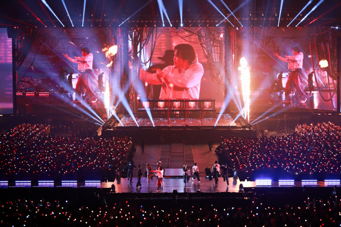 BTS <b>제이홉</b>, 日 <b>교세라돔</b> 혼자 채웠다… 8만 관객 열광